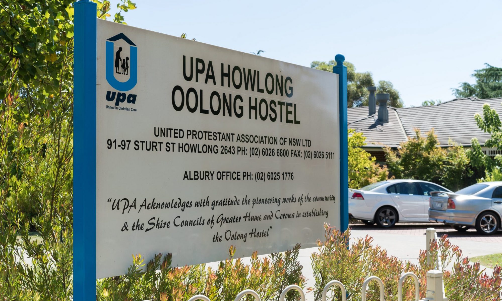 Oolong Hostel Howlong entrance billboard sign - Howlong-00573